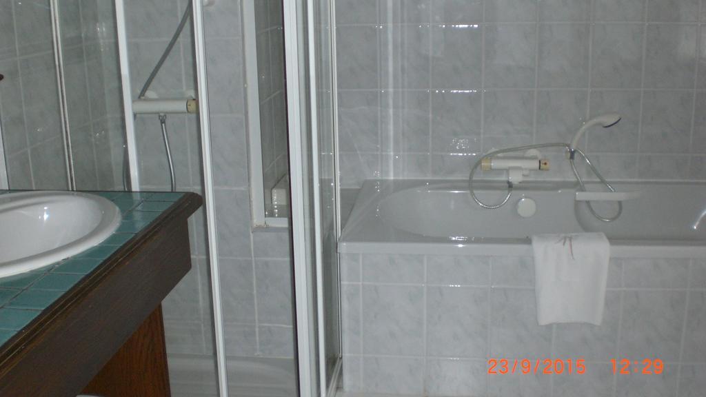 Auberge De L'Atre Quarré-les-Tombes Room photo